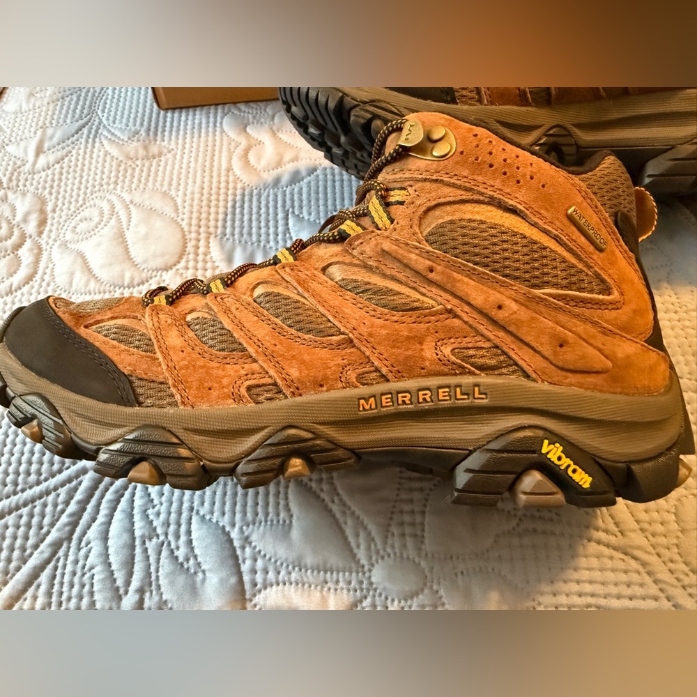 Merrell Men's Brown and Gold Athletic Shoes